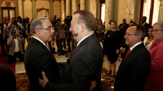 El presidente Danilo Medina saluda al arquitecto Eduardo Selman luego de su juramentación como nuevo ministro de Cultura luego de una solemne ceremonia realizada en el Salón de Embajadores del Palacio Nacional.