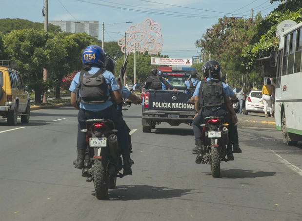 Agentes de la Policía Nacional patrullan las calles hoy, 6 de noviembre de 2021, en Managua, Nicaragua.