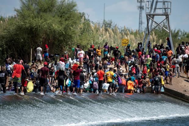 Migrantes procedentes de Haití esperan ayer en el río Bravo para cruzar rumbo a Estados Unidos, en Ciudad Acuña, estado de Coahuila, México.