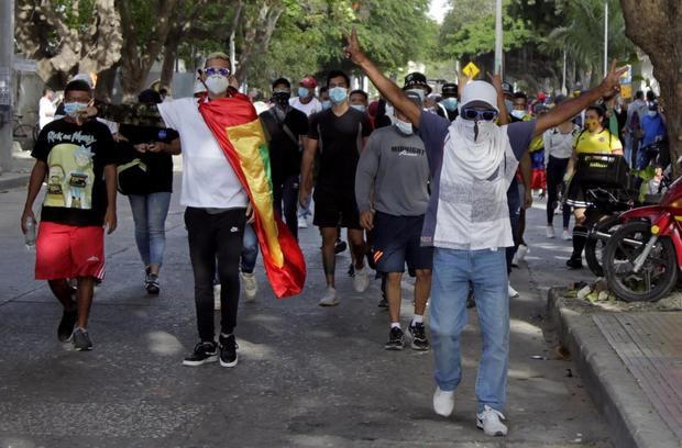 Manifestantes fueron registrados este jueves al protestar en contra del Gobierno del presidente Iván Duque, en Barranquilla, Colombia.