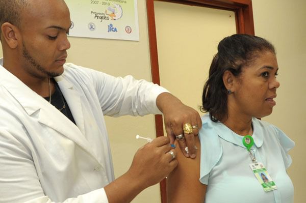 Ciudadanos salen en busca de la vacuna contra la difteria 
