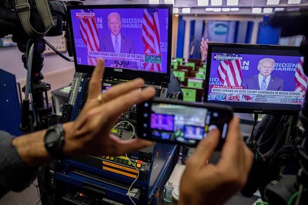 Declaraciones del candidato presidencial demócrata Joe Biden se muestran en un monitor en la sala de conferencias de prensa de la Casa Blanca en Washington, DC, EE. UU.