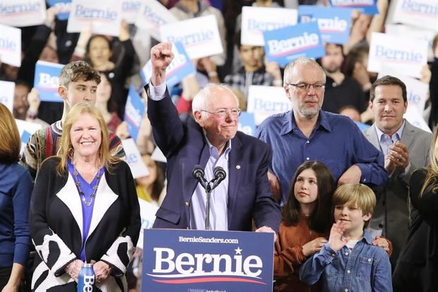 El senador de Vermont y el candidato presidencial demócrata, Bernie Sanders, habla durante su evento de la noche de la primaria el Súper Martes en la Exposición Champlain Valley en Essex Junction, Vermont
