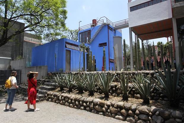 Dos personas en el Museo Casa Estudio Diego Rivera y Frida Kahlo, en Ciudad de México (México). 