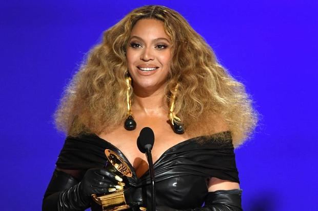 Fotografía facilitada este domingo por The Recording Academy en la que se registró a la cantante Beyonce al recibir el premio a la Mejor Interpretación de R&B por 'Black Parade', durante la 63a ceremonia anual de los premios Grammy, en el Centro de Convenciones de Los Ángeles, en Los Ángeles, California, EE.UU.