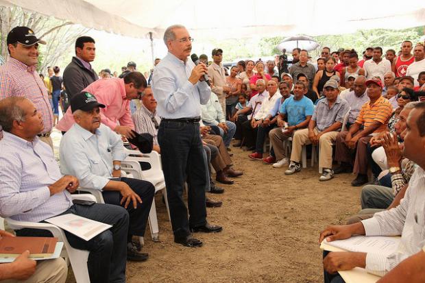 Danilo Medina en reunión con productores de Mella