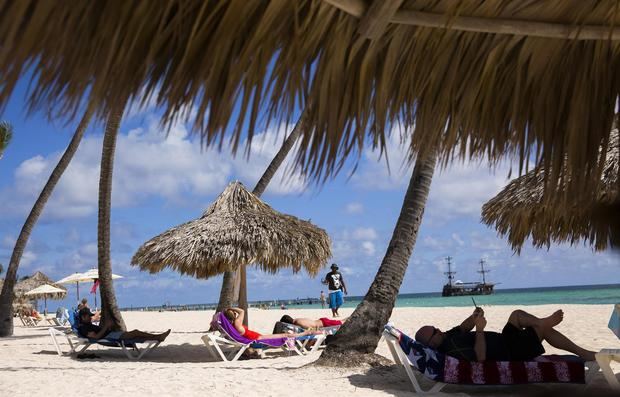Turistas disfrutan de la playa Punta Cana, República Dominicana.