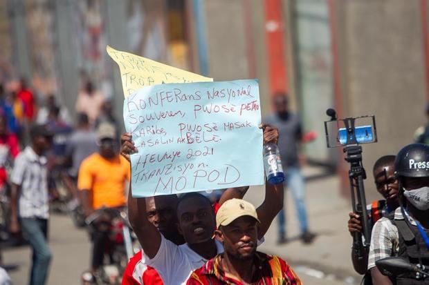Centenares de personas se manifiestan en una protesta antigubernamental, hoy en Puerto Príncipe, Haití.