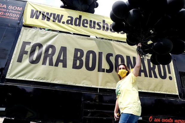 Integrantes del Movimiento Brasil Libre participan en una caravana en apoyo a la petición de realizar un juicio político al presidente de Brasil, Jair Bolsonaro.