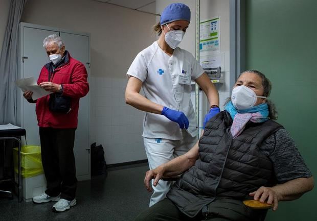 Una persona perteneciente al grupo de vacunación de mayores de 80 años recibe la primera dosis de la vacuna de Pfizer en el CAP d'Horta de Barcelona.