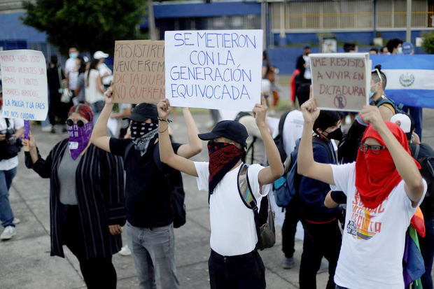Grupos de personas participan en una concentración contra el bitcóin y la posibilidad de la reelección del presidente de El Salvador, Nayib Bukele, hoy, en San Salvador, El Salvador.