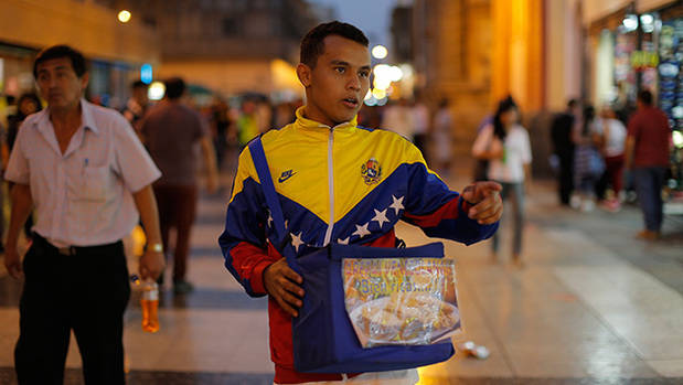Venezolano vendiendo arepas.