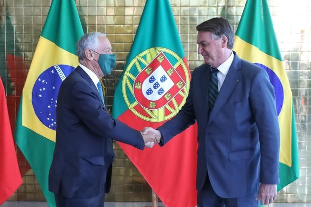 Presidente portugués, Marcelo Rebelo de Souza (izq), quien fue recibido este lunes por Jair Bolsonaro (der), con quien se comprometió a seguir trabajando por una rápida ratificación del acuerdo comercial entre la Unión Europea (UE) y el Mercosur.