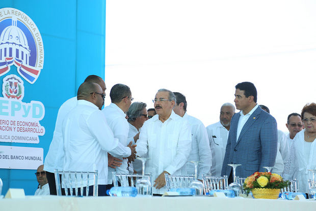 Presidente Danilo Medina entrega de plata de tratamiento.