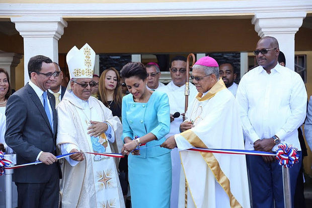 Primera dama asiste a eucaristía por 40 años de ordenación de monseñor Benito Ángeles e inauguración oficinas Vicaría Episcopal