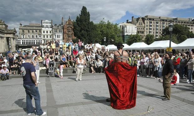 Un anónimo mago callejero durante una de sus actuaciones frente al Museo Nacional de Escocia, en el contexto del festival de teatro alternativo Fringe en Edimburgo. 