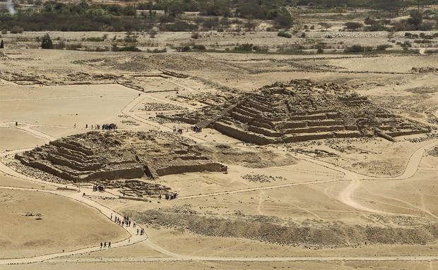 Fotografía de archivo que muestra una vista panorámica de las pirámides de Caral, en medio del desierto, 200 kilómetros al norte de Lima, Perú.