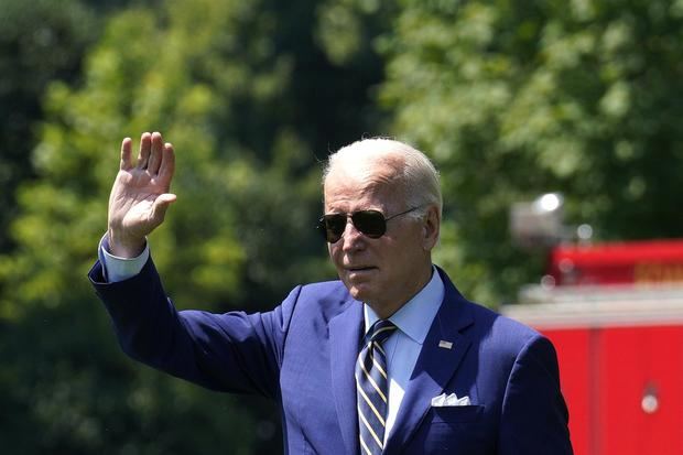El presidente de Estados Unidos, Joe Biden, saluda mientras camina en la Casa Blanca en Washington, EE.UU.