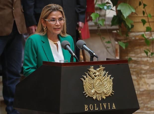 La presidenta interina boliviana, Jeanine Áñez, da un discurso en el Palacio de Gobierno en La Paz, Bolivia. 