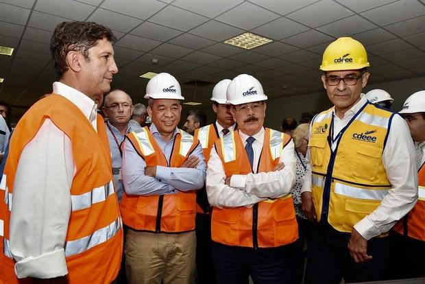 El presidente Danilo Medina con funcionarios de la Central Termoeléctrica Punta Catalina, donde dejó sincronizada la segunda unidad, en proceso de pruebas.