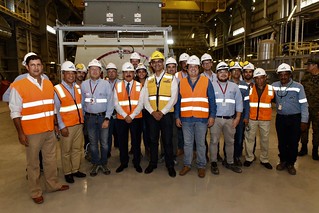 El presidente Danilo Medina con funcionarios de la Central Termoeléctrica Punta Catalina, donde dejó sincronizada la segunda unidad, en proceso de pruebas.