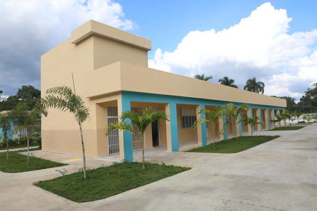 Presidente Danilo Medina entregó esta tarde el Centro Educativo Prof. Juan Félix Ortiz, en el municipio San Antonio de Guerra, el cual abrirá sus puertas a 945 estudiantes en la modalidad de Jornada Escolar de Tanda Extendida.