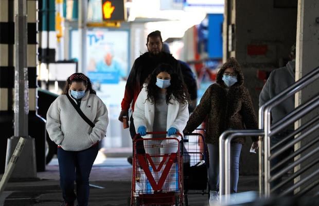 Tres mujeres usan mascarillas protectoras en el Bronx, Nueva York, EE. UU.