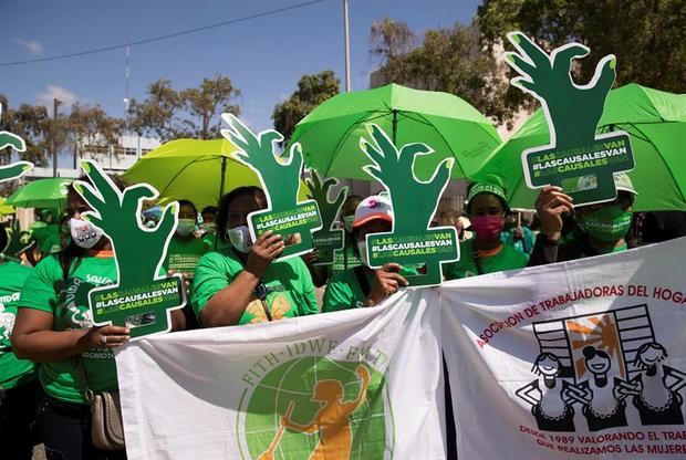 Mujeres participan en una manifestación para exigir la despenalización del aborto cuando la vida de la mujer corre peligro hoy, frente al Congreso Nacional en Santo Domingo, República Dominicana.