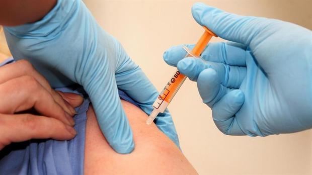 Un trabajador sanitario recibe una dosis de la vacuna contra la gripe A en el hospital University College London de Londres (Reino Unido).