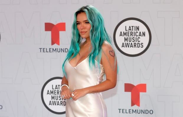 Fotografía cedida este jueves por Telemundo en la que se registró a la cantante colombiana Karol G , durante la alfombra de la sexta entrega de los Latin American Music Awards (Latin AMAs), en el BB&T Center de Sunrise (Florida, EE.UU.). La artista ganó tres de los nueve premios a los que estaba nominada.