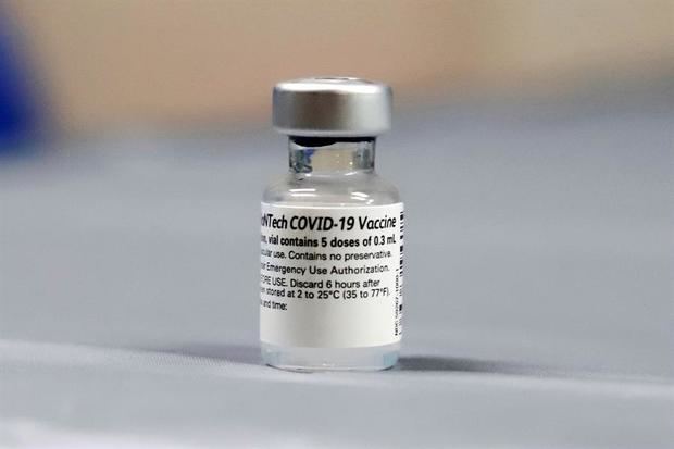 Vista de un recipiente de la vacuna de los laboratorios Pfizer/BioNTech contra la covid-19 disponible, el 15 de diciembre de 2020, en el Hospital Ashford de San Juan, Puerto Rico.