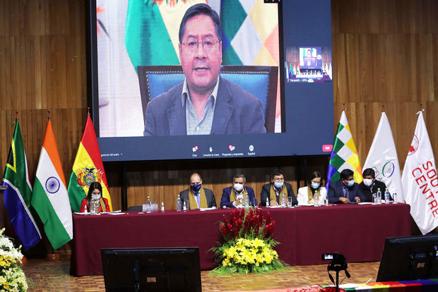 El presidente de Bolivia, Luis Arce, participa de forma telemática en el foro 'Liberación de las patentes y consideraciones de propiedad intelectual en el contexto de la covid-19', hoy en El Alto, Bolivia.
