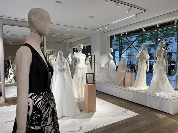 Fotografía de unos modelos de vestidos de novia expuestos, el 27 de junio de 2022, en una tienda de la empresa española Pronovias en Nueva York, EE.UU.
