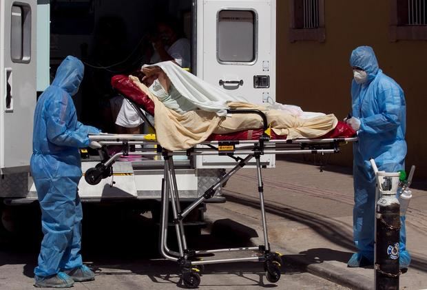 Paramédicos ingresan hoy a pacientes covid-19 al Hospital San Felipe, en Tegucigalpa, Honduras.