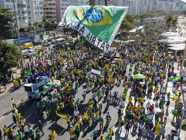 Fotografía tomada con un dron que muestra la masiva manifestación de simpatizantes del presidente de Brasil, Jair Bolsonaro, a favor del voto impreso y para demostrar su apoyo al mandatario, hoy, en Río de Janeiro, Brasil.