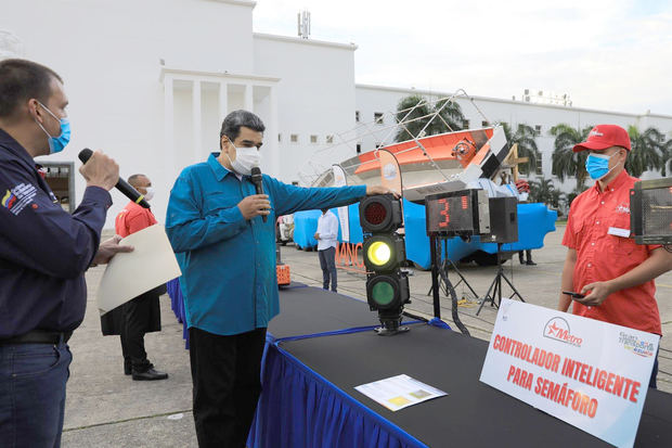 Fotografía cedida por Prensa de Miraflores donde se observa al presidente venezolano Nicolas Maduro (c) en un acto de gobierno en Caracas, Venezuela.