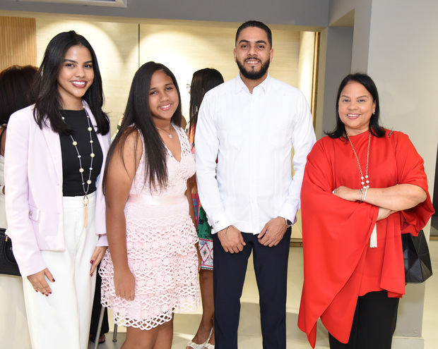 Daniela Flores, Laura Cáceres, Fernando Cruz y