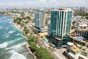 Hermosa vista aérea del hotel Catalonia Santo Domingo.