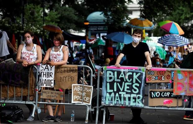 Personas acampan frente al Ayuntamiento de Nueva York, este 29 de junio de 2020. 