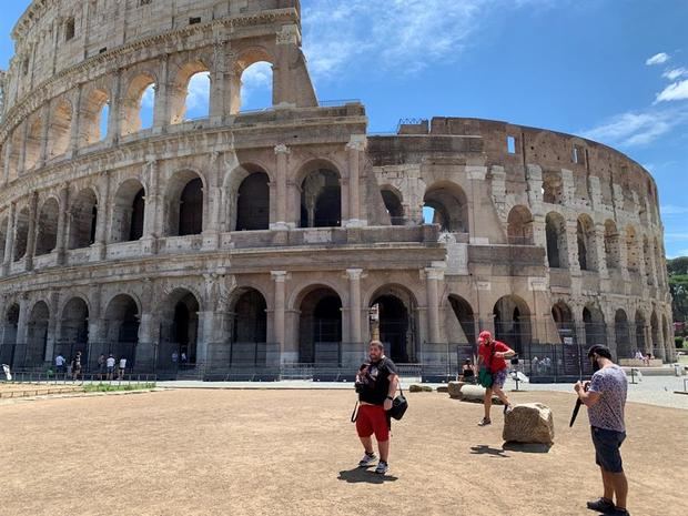 Escasos turistas en las inmediaciones del Coliseo en Roma. 