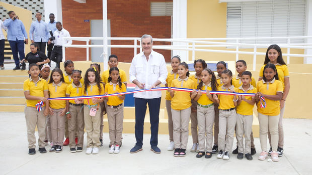 El presidente Luis Abinader entrega obras en Santiago.