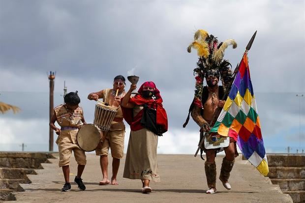 Unos indígenas de la etnia Kitu-Cara participan en una ceremonia el 4 de diciembre de 2020 en la Ciudad Mitad del Mundo, en Quito, Ecuador.