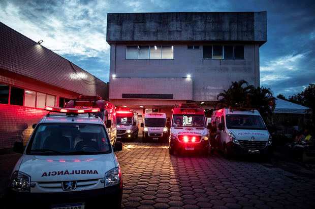 Varias ambulancias esperan el 4 de enero del 2021 afuera del Hospital João Lúcio, en Manaos, Brasil.