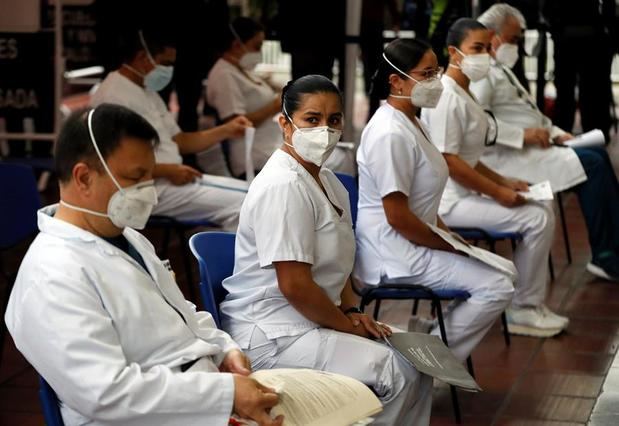 Trabajadores de la salud esperan su turno para ser vacunados hoy, en el Hospital Central de la Policía, en Bogotá, Colombia.