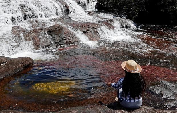 Una turista fue registrada al disfrutar del agua y el paisaje del río Caño Cristales, también llamado el 'río de los siete colores', en zona rural de La Macarena, departamento del Meta, Colombia.