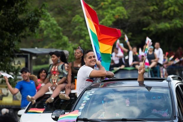 Fotografía de archivo del 2 de julio de 2017 donde se observan a activistas participan en la caravana del orgullo gay en Santo Domingo, República Dominicana
