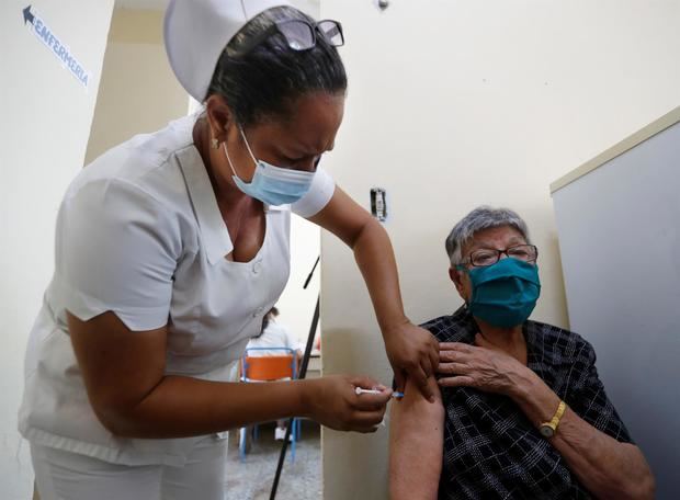 Esta fórmula, una de las cinco que se investigan en Cuba, es una vacuna conjugada de subunidad -tradicionalmente muy seguras- que combina el antígeno del virus y el toxoide tetánico para estimular la respuesta del sistema inmune.