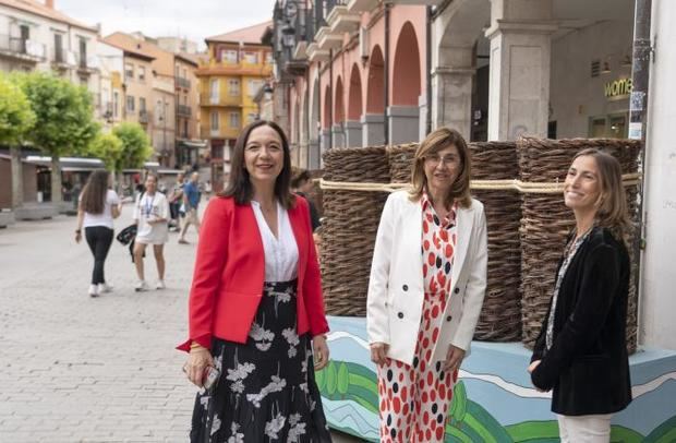 La presidenta de Acevin, Rosa Melchor junto a la alcaldesa de Aranda (c) y la subdirectora de Sostenibilidad Turística Ana Muñoz, este miércoles.