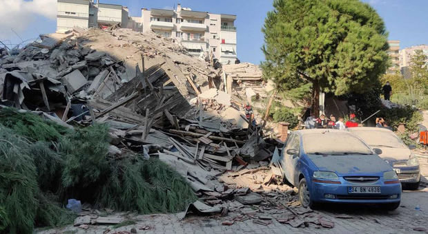Edificios derrumbados por el terremoto en Izmir, Turquía.