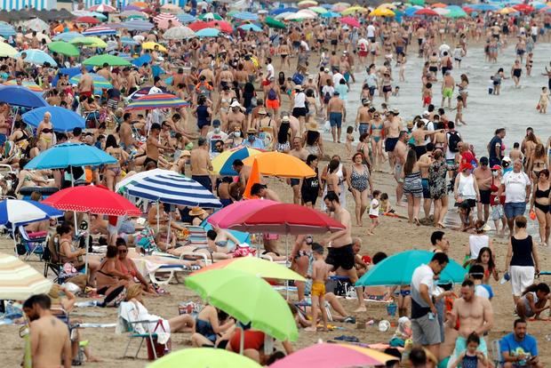 La quinta ola de covid frena las esperanzas de recuperar el turismo en España.